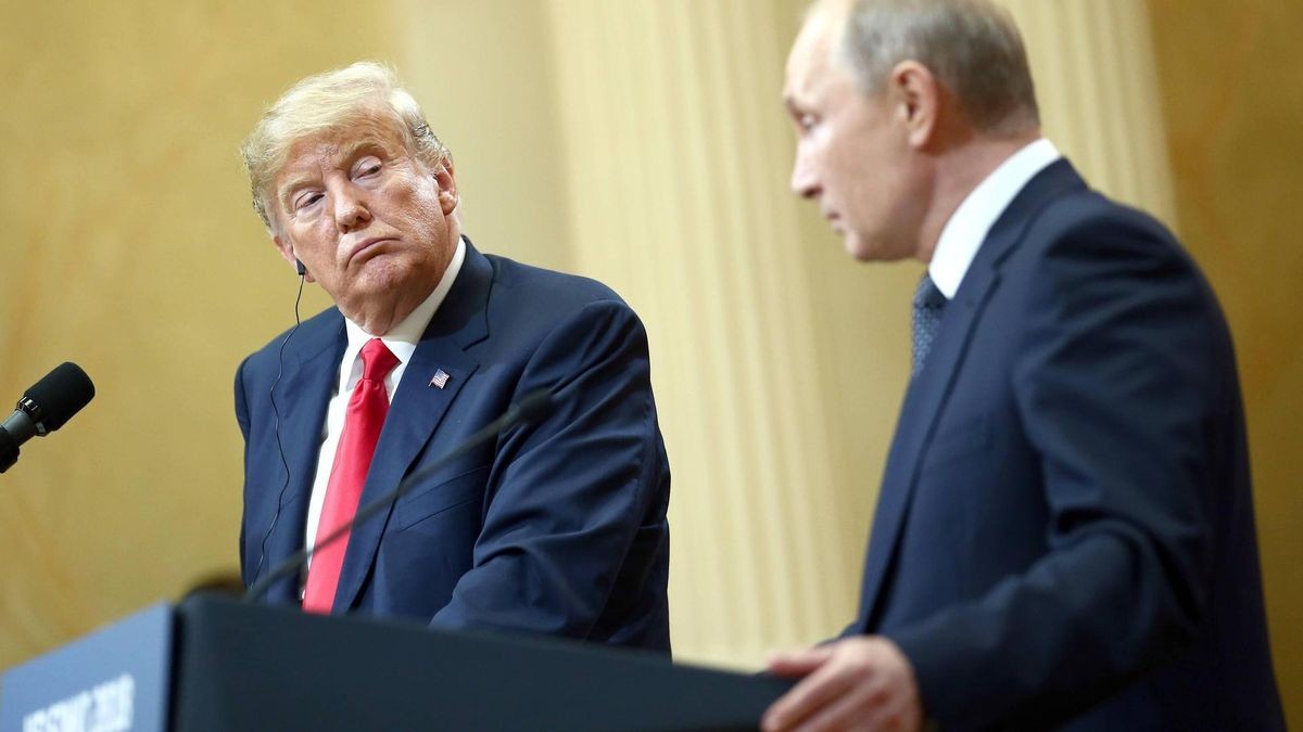 Donald Trump (links) lauscht während einer Pressekonferenz den Worten von Wladimir Putin.