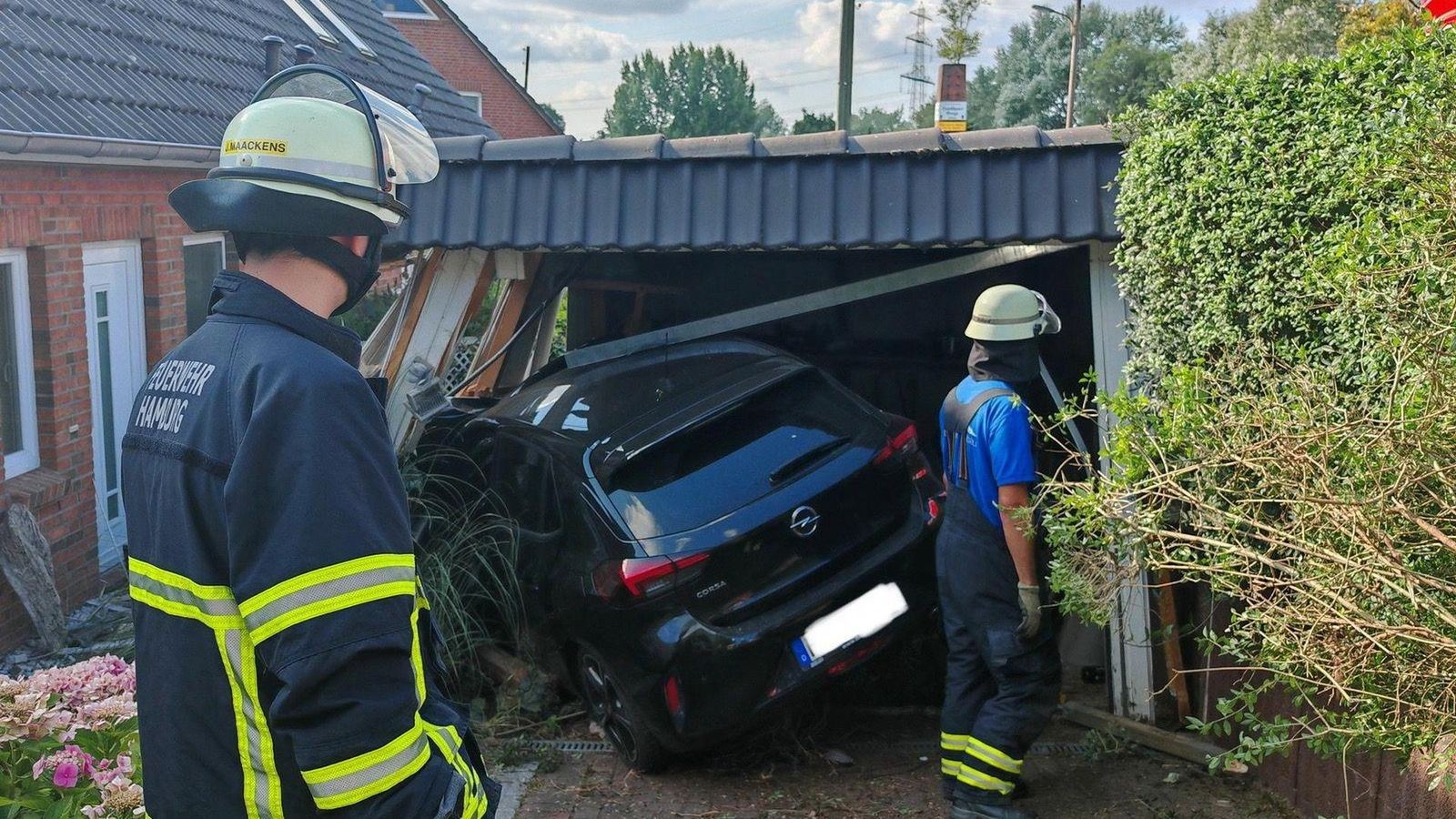 Frau kracht in Hamburg mit Auto in Carport – und erinnert sich nicht