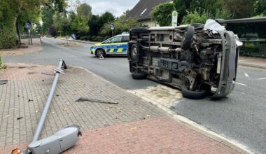 Bochumer (54) fährt Straßenlaterne um, Auto kippt zur Seite
