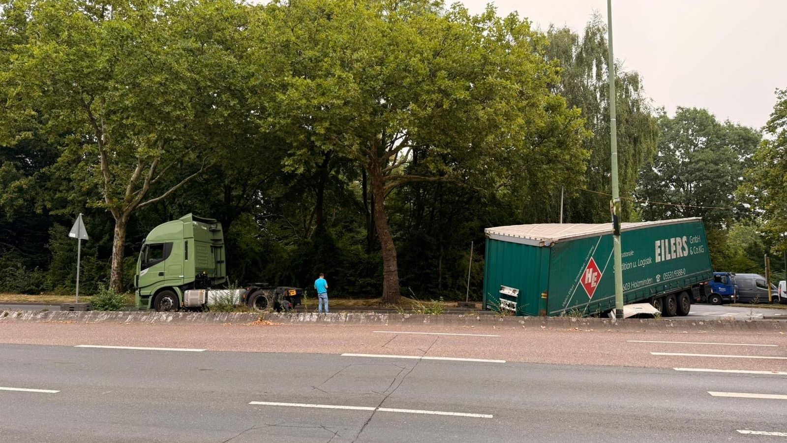 Lkw verliert Anhänger: Ruhrallee am Montagmorgen gesperrt