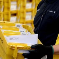 Insgesamt 548 dieser gelben Briefbehälter sind laut Deutscher Post gefüllt mit den rund 274.000 Wahlbenachrichtigungen für Gelsenkirchen.    