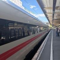 Ein ICE steht am Hauptbahnhof in Wuppertal.