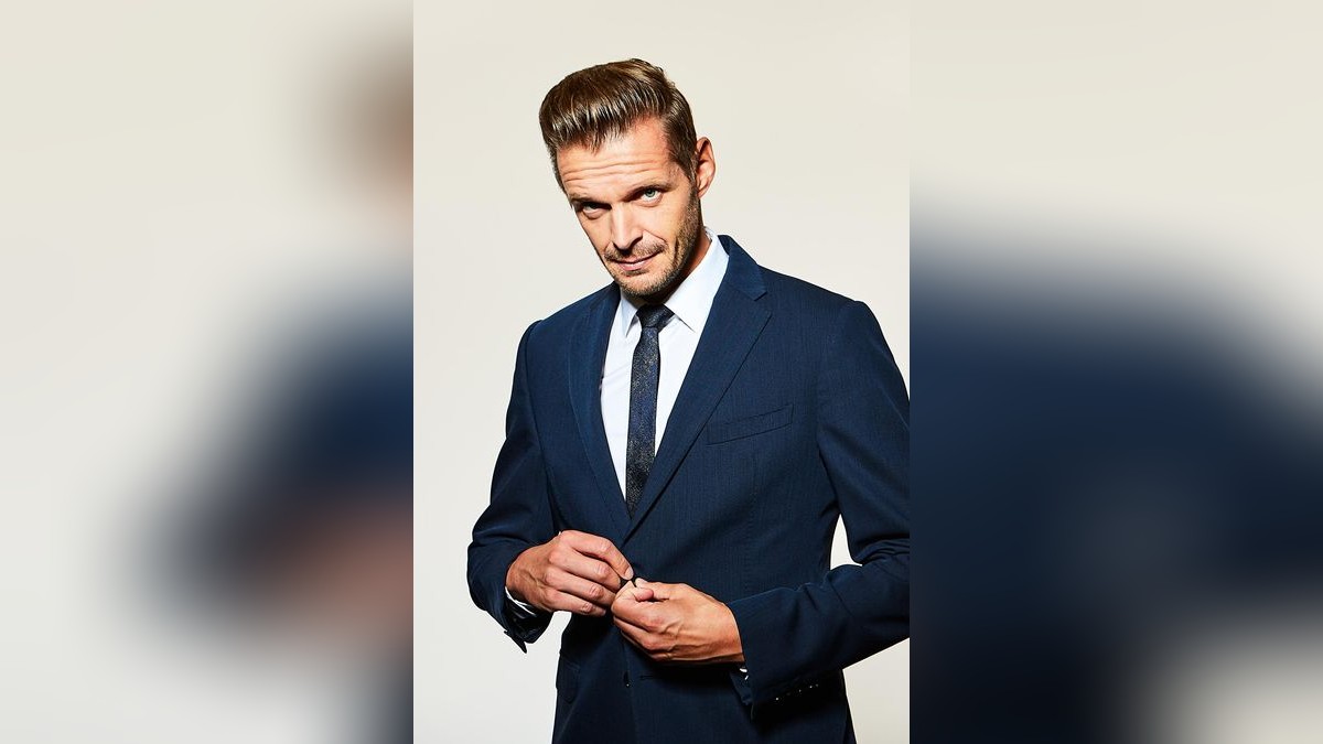 Schick gemacht in Stratmanns Theater: Florian Schroeder, der „Endlich glücklich“ ist.