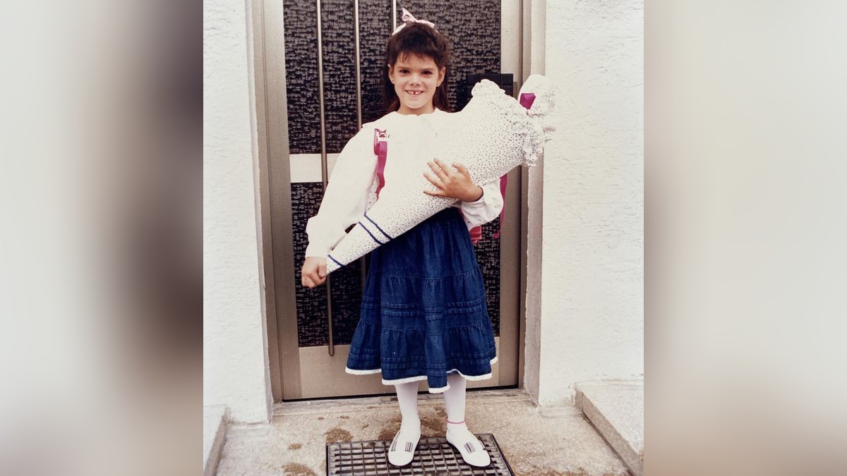 Für die Einschulung extra schick – sogar mit Lack-Schühchen. Damit konnte ich zwar nicht auf Bäume klettern, aber fürs offizielle Klassenfoto musste ich ja adrett aussehen. 