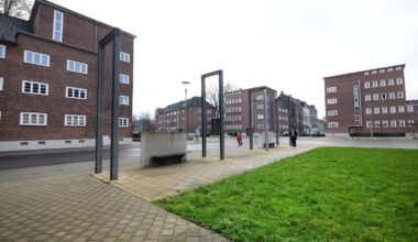 Autofahrer rast auf Spielstraße auf Frau und Kinder zu