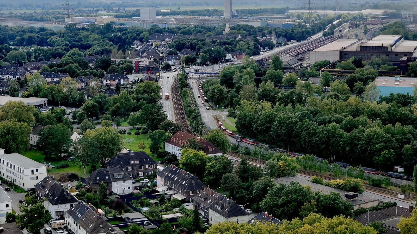 Mann (38) rast mit 118 km/h über Hauptstraße im Duisburger Süden