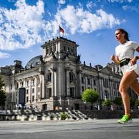Läufer am Spreeufer im Regierungsviertel