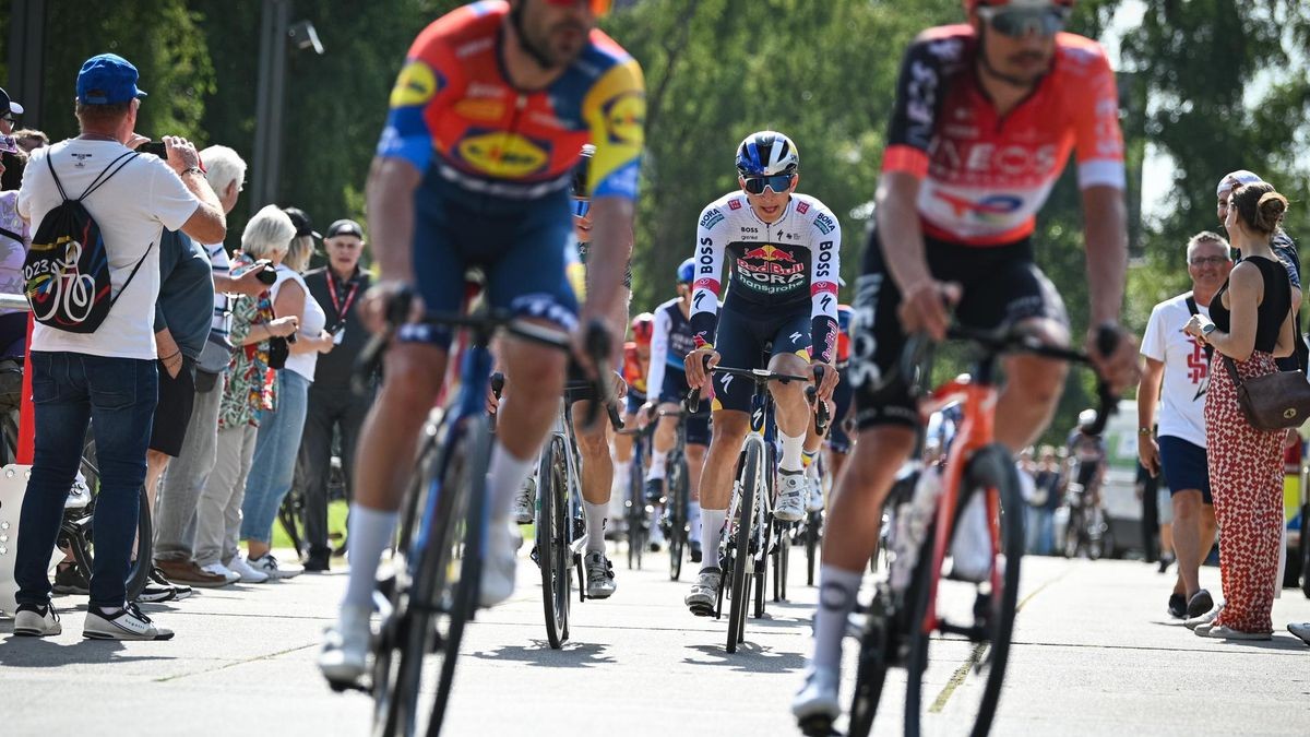 Florian Lipowitz (Mitte) beim Deutschland-Tour-Prolog auf dem Gelände der Zeche Zollverein in Essen. 