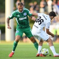 Der Duisburger Max Dittgen (links) kämpft hier gegen den Mennrather Paul Trützschler um den Ball.
