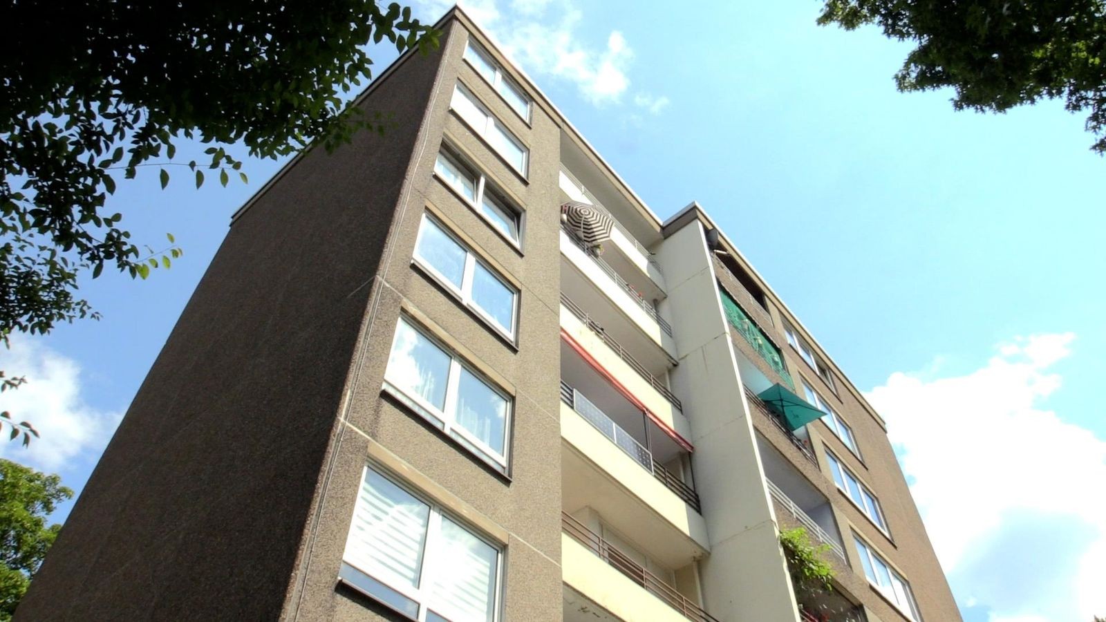 Feuerwehr löscht Wohnungsbrand in Essener Hochhaussiedlung