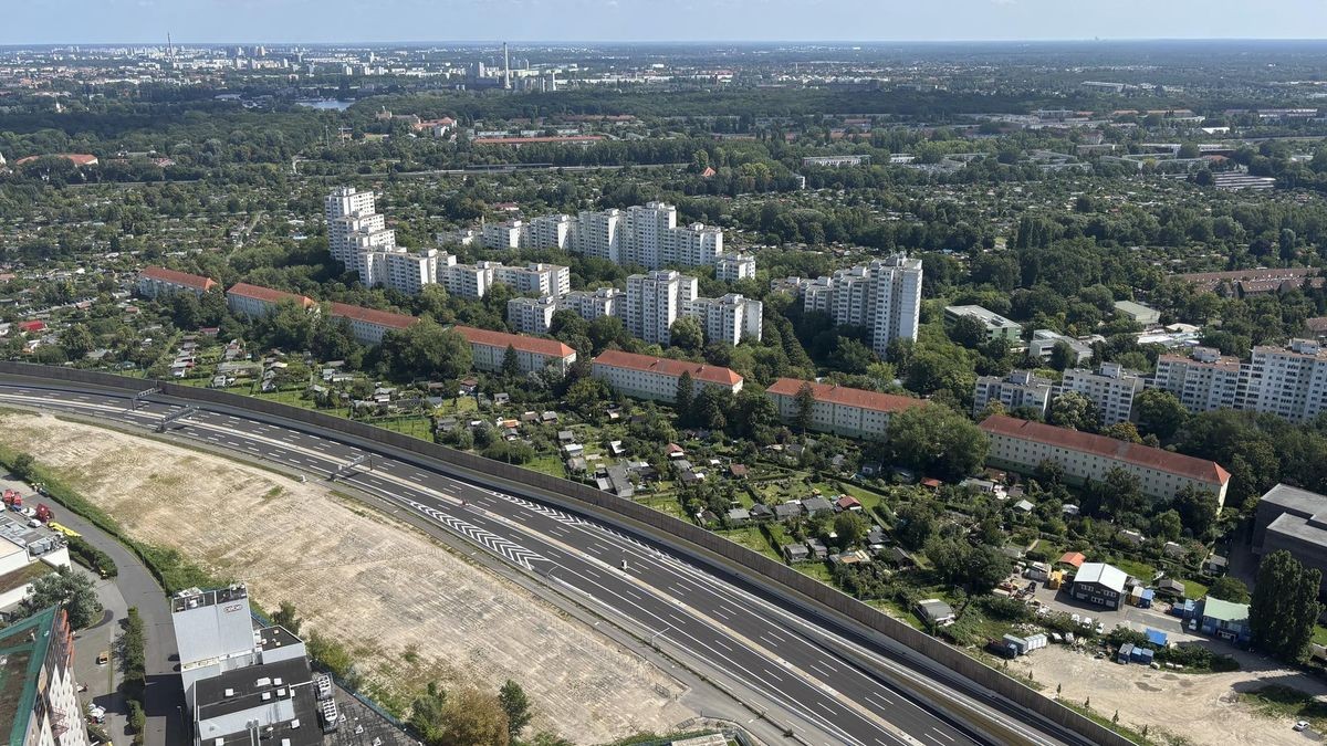 Blick aus dem Estrel-Tower auf den 16. Bauabschnitt der A 100