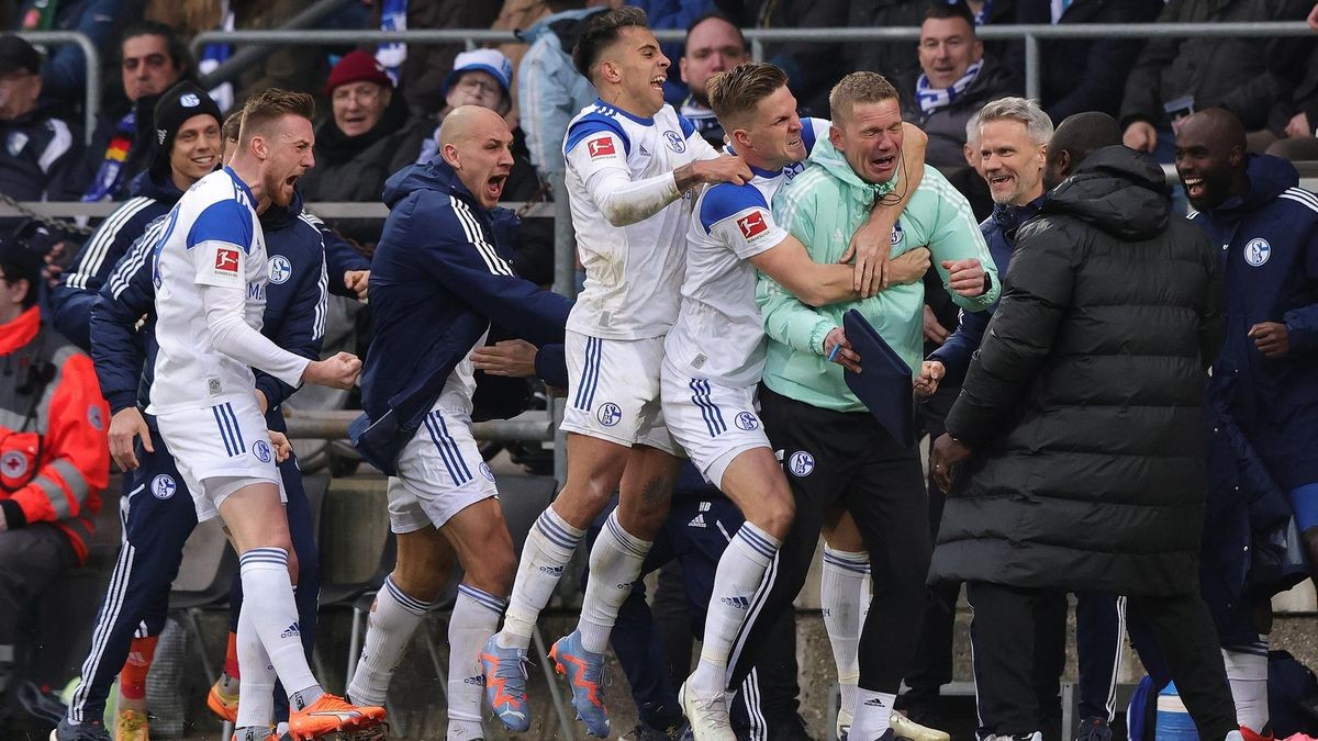Die Schalke-Spieler bejubeln ein Tor gegen den VfL Bochum beim bisher letzten Aufeinandertreffen im Frühjahr 2023.