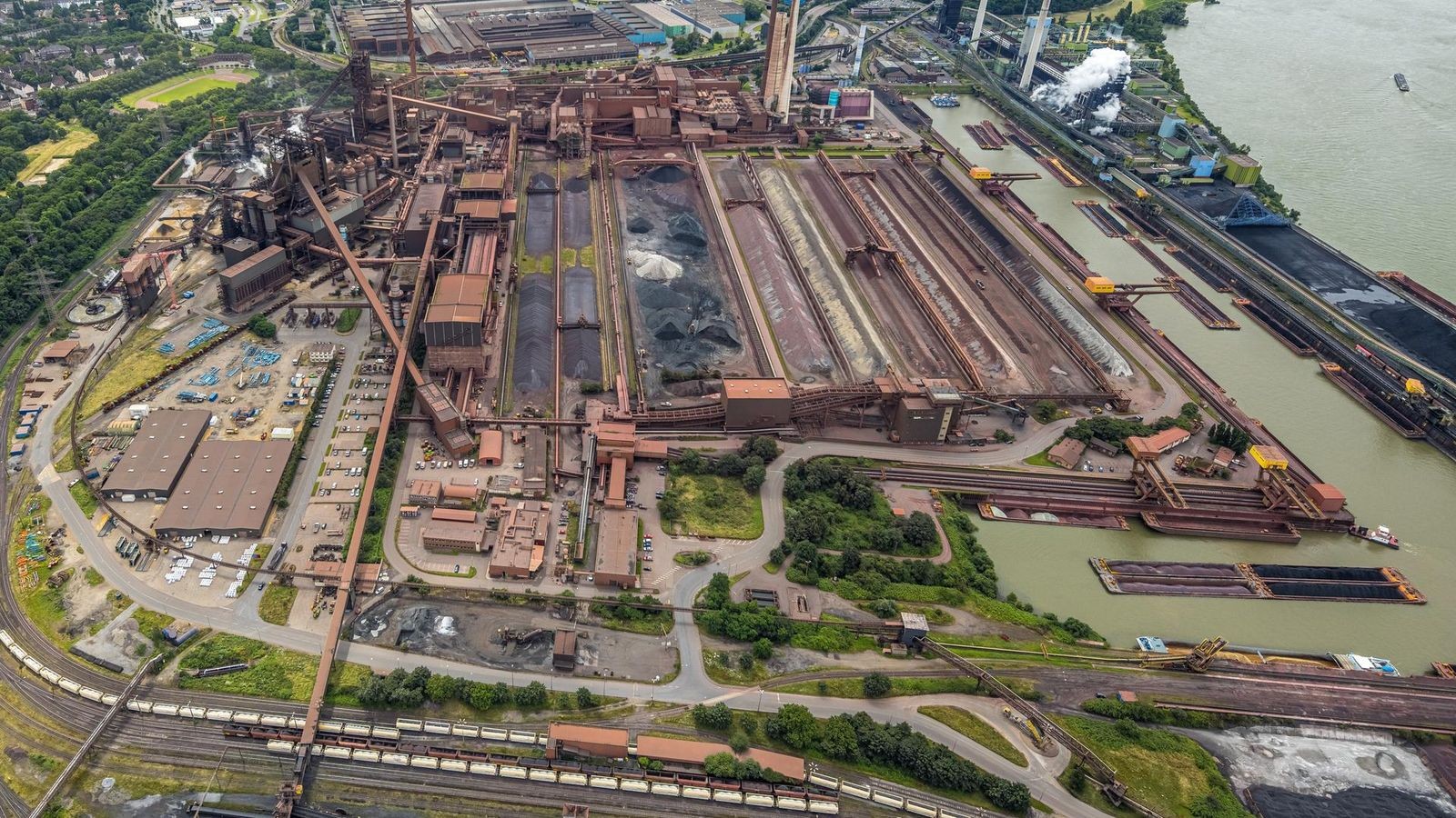 Steuermann (42) stirbt in Duisburg