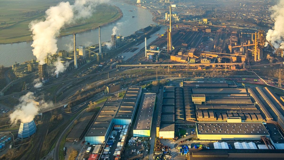 Die Wasserschutzpolizei ermittelt nun zu dem Arbeitsunfall im Hafen Schwelgern.