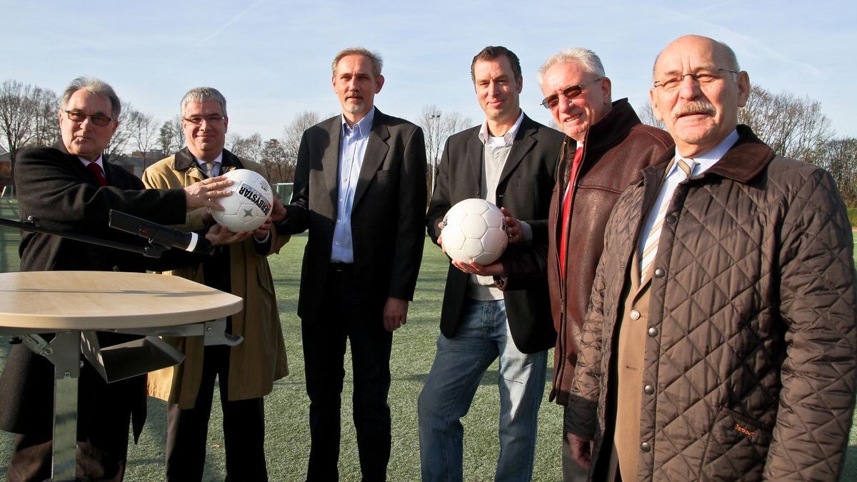 Im November 2011 wurde die neue Sportanlage am Langmannskamp eingeweiht. Damals mit dabei: Arnold Kraemer (Essener Bezirksbürgermeister), Hans-Dirk Vogt (Stellvertretender Bezirksbürgermeister), Thomas Kampling (Steele 09), Markus Neumann (Steele 09), Klaus Johannknecht (Bezirksvertretung Steele) und Rudolf Jelmek (Bürgermeister) (v.l.).