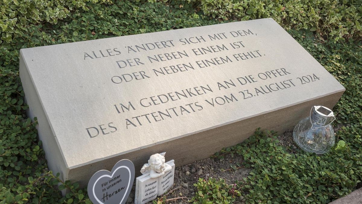 Eine Steintafel erinnert auf dem Fronhog in Solingen an das Attentat vom 23. August 2024. Hier soll am Wochenende das Gedenken stattfinden. 