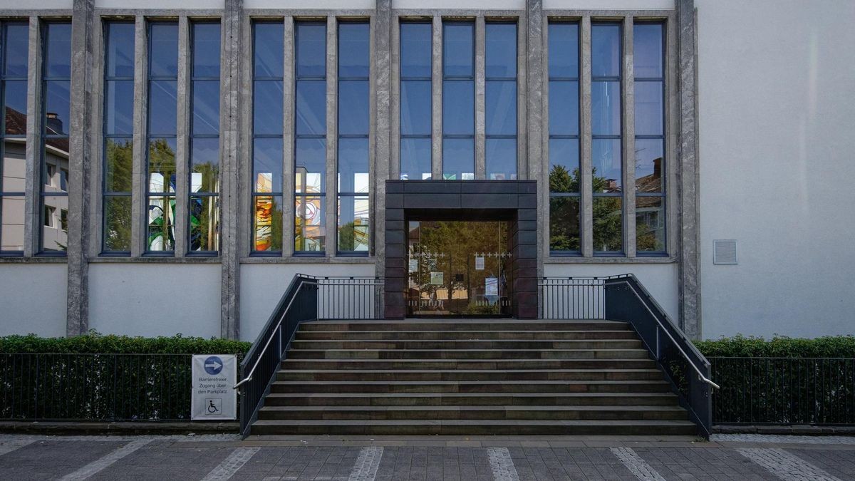 Vor der evangelischen Stadtkirche von Solingen wollen sich am Samstag NRW-Politiker zum Gedenken einfinden.