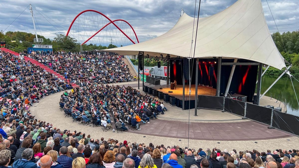 Torsten Sträter lockte am Freitagabend rund 4000 Besucher in das ausverkaufte Amphitheater in Gelsenkirchen.