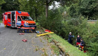 Motorrad-Fahrschüler stürzt in vier Meter tiefen Graben