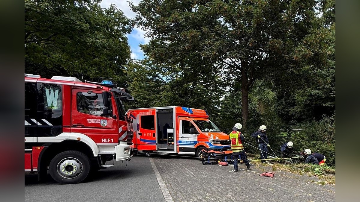 Mithilfe einer Seilwinde zogen die Feuerwehrleute den verunglückten Motorradfahrer aus er Böschung. 