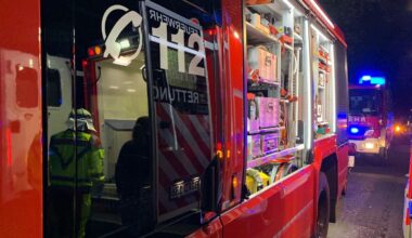 Autounfall mit Verletzten, Gasflasche explodiert