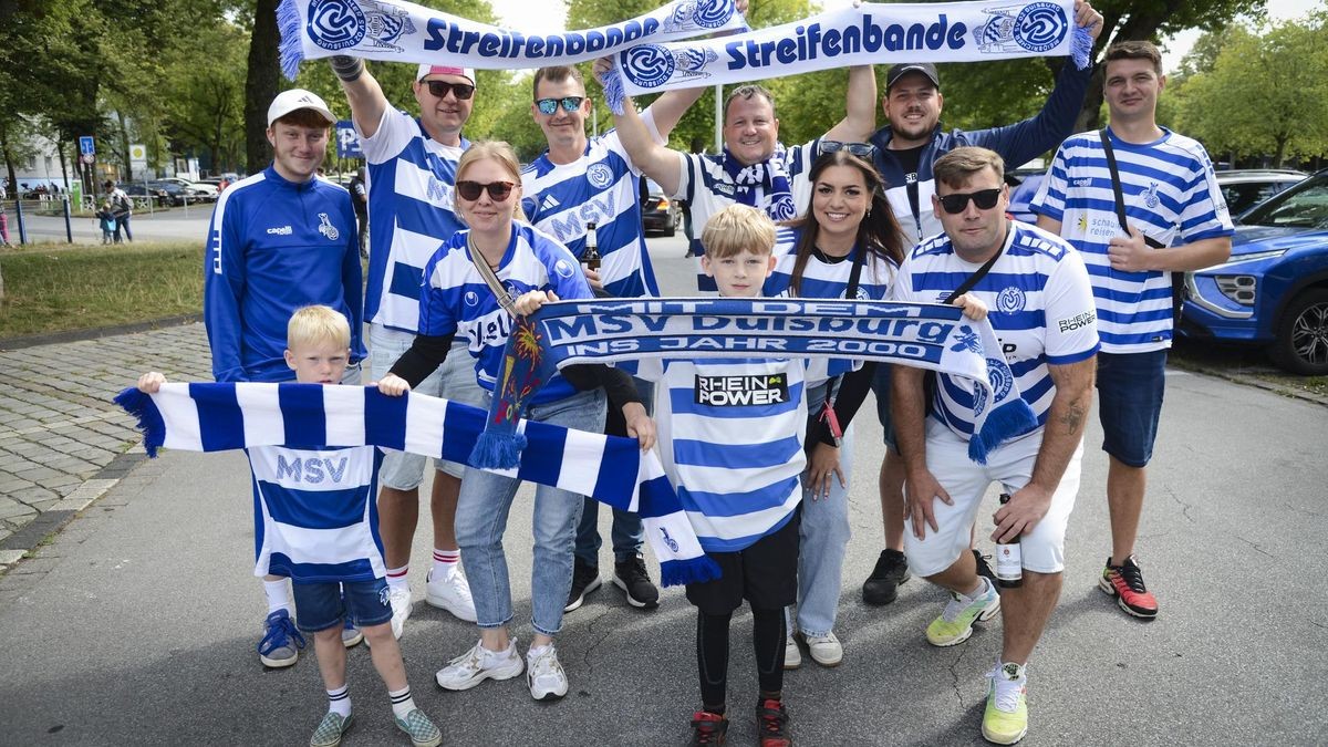 Patrick Schulmann (2. v. r.) und Mitglieder vom Fanclub „Streifenbande“ freuen sich über den positiven Saisonstart. 
