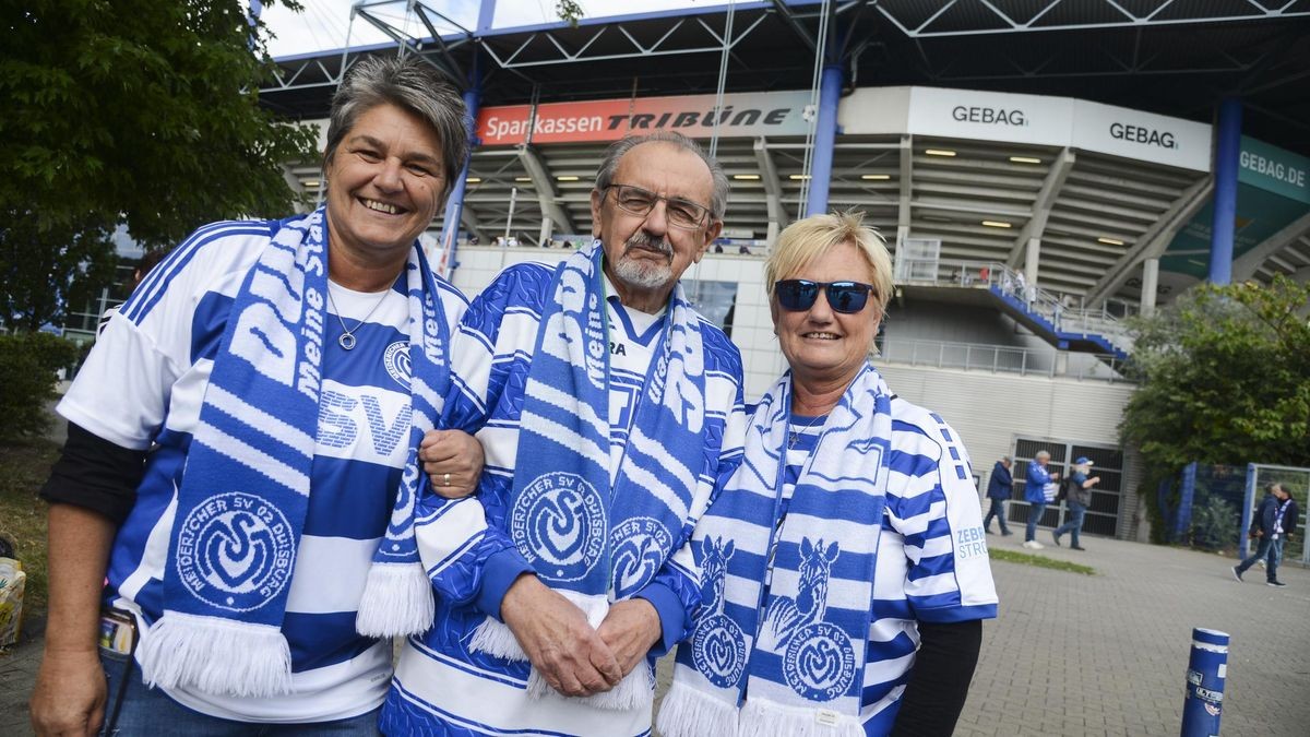 Astrid Hofmann, links, Peter Goldmann und Andrea Hölters haben das Spiel im Stadion verfolgt. „Natürlich dürfen wir als Fans vom Aufstieg träumen“, sagt Astrid Hofmann.