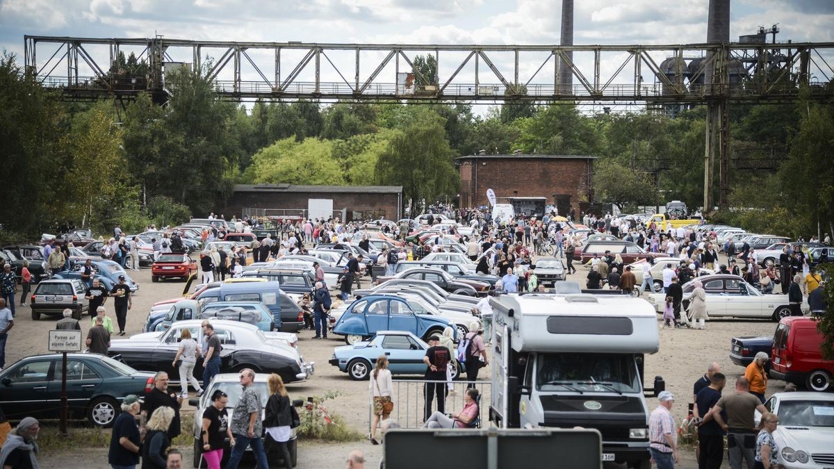 Hunderte Autoliebhaber sind in den Landschaftspark Duisburg-Nord gekommen.