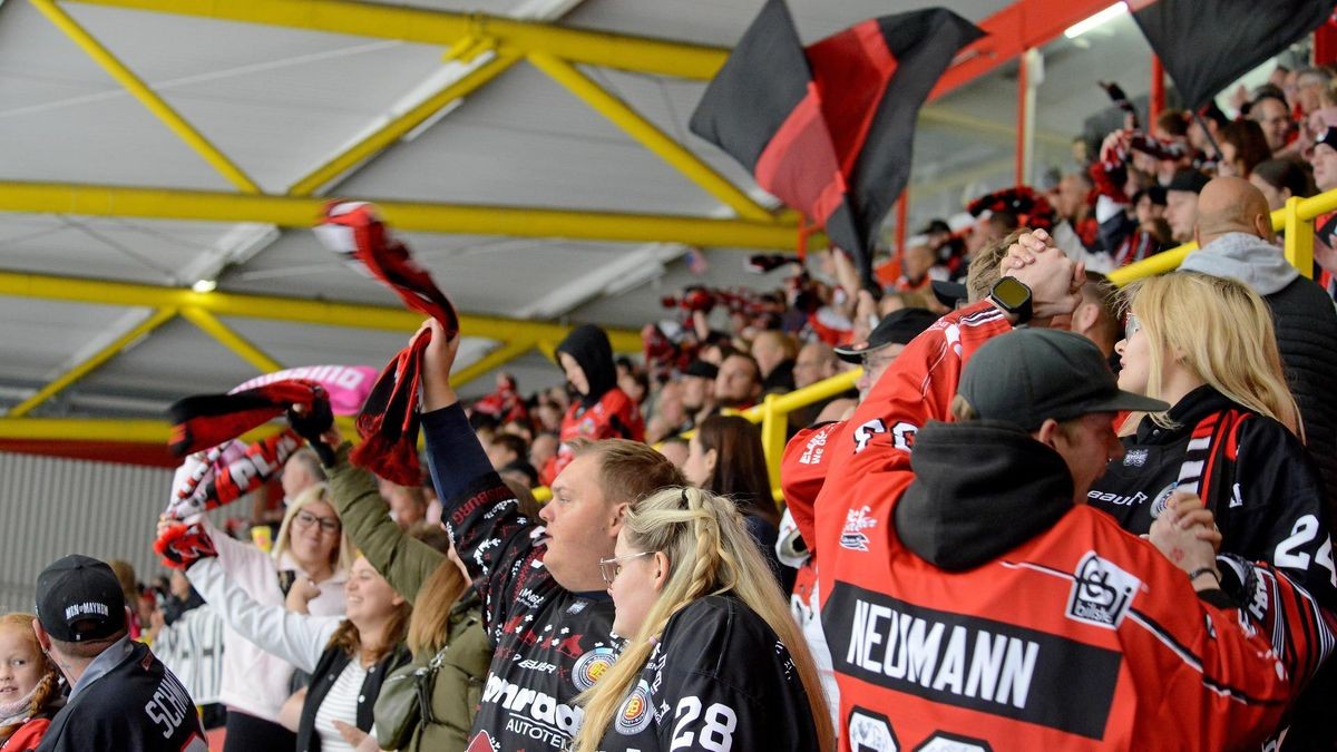 Sport / Duisburg / Wedau: Eishockey 