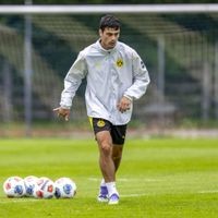 ARCHIV - 04.08.2025, Österreich, Saalfelden: Fußball: Bundesliga, Trainingslager Borussia Dortmund: Giovanni Reyna läuft mit dem Ball am Fuß. Reyna steht vor einem Wechsel zu Borussia Mönchengladbach. (zu dpa: «Medien: Dortmund und Gladbach über Reyna-Transfer einig») Foto: David Inderlied/dpa +++ dpa-Bildfunk +++