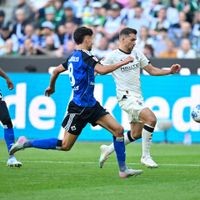 Gladbachs Spielmacher Kevin Stöger (rechts) gegen HSV-Profi Daniel Elfadli.