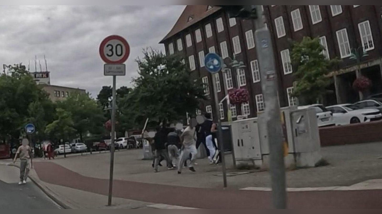 Junge Männer prügeln sich in Duisburg