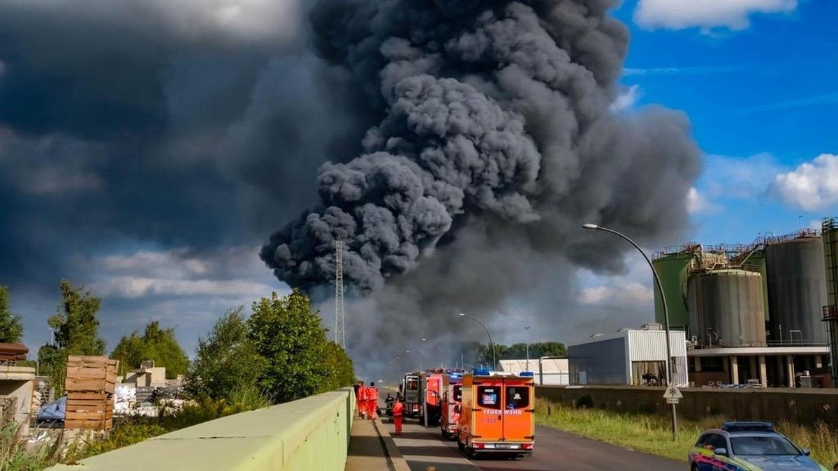 Rauchwolke über Lagerhalle an der Veddel