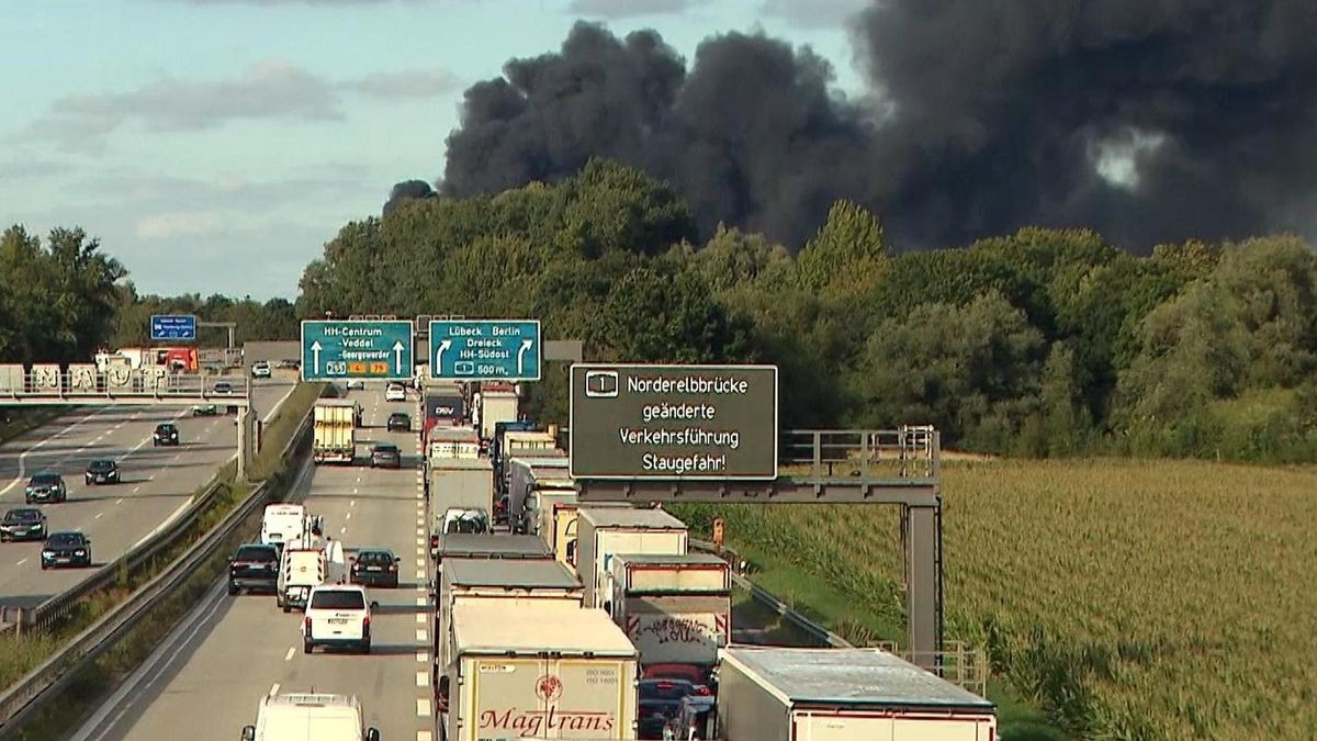 Stau nach Explosionen auf der Veddel