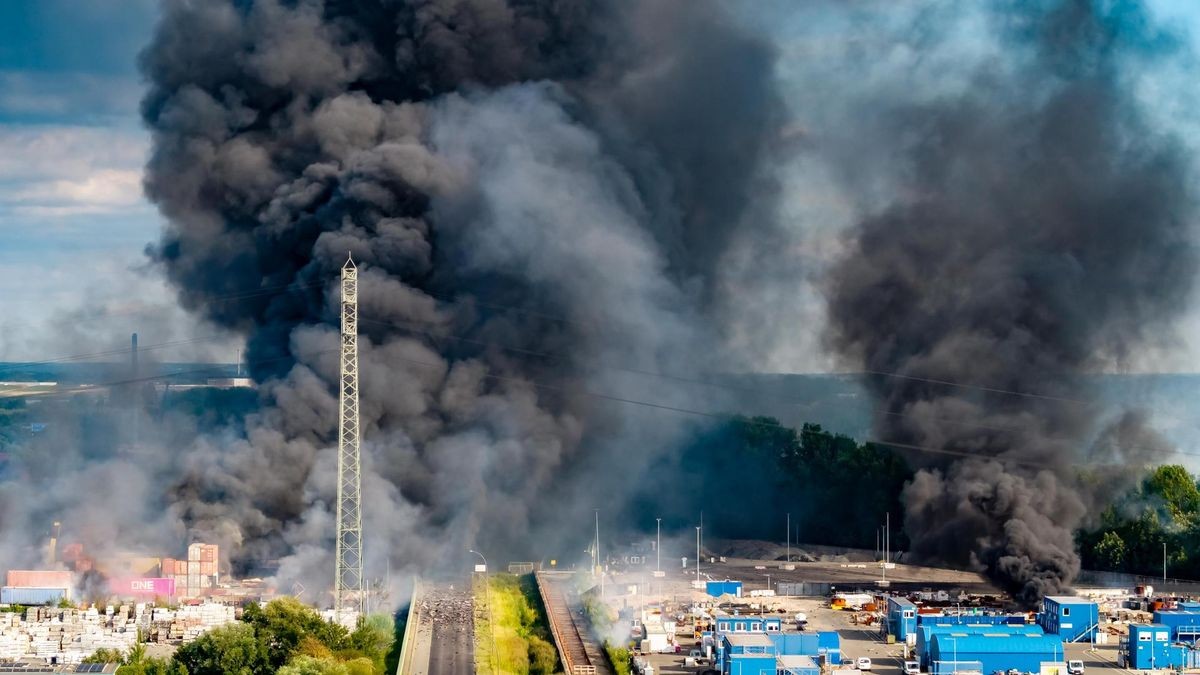 Riesige Rauchsäulen am Montag über der Veddel in Hamburg. Die Feuerwehr bekämpft die Flammen mit Wasserwerfern.