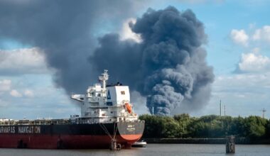 Feuer in Lagerhalle im Hafen – drei Menschen verletzt