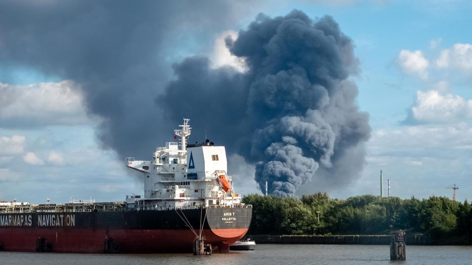 Feuer in Lagerhalle im Hafen – drei Menschen verletzt