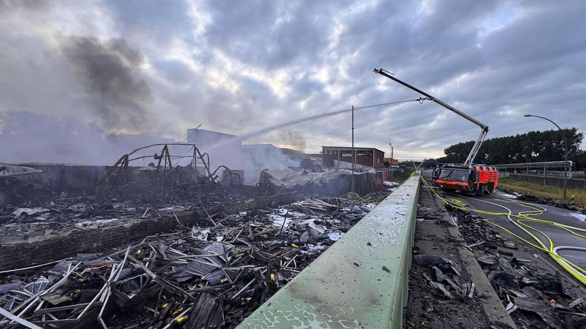 Trümmerfeld am Morgen nach den Explosionen auf der Veddel - drei Einsatzkräfte verletzt -Container machen Probleme