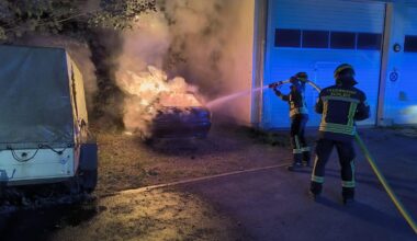 Auto geht neben Katastrophenschutz-Halle in Flammen auf