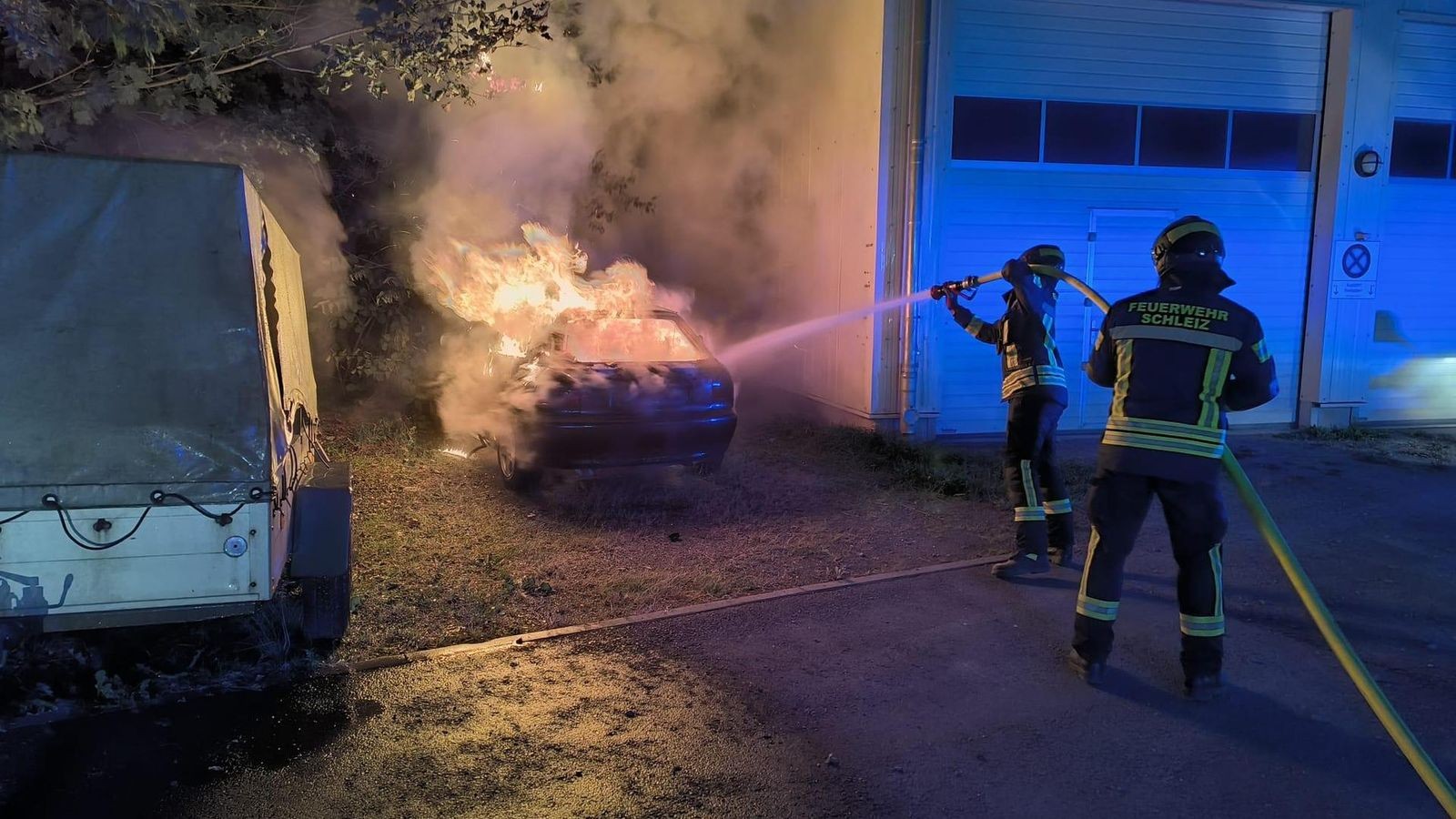 Auto geht neben Katastrophenschutz-Halle in Flammen auf