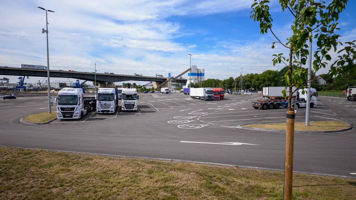 Zentrale Parkplätze für Lkw, wie hier auf dem Gelände der ehemaligen Triton-Werft, sollen dafür sorgen, dass die Lastwagen nicht in Wohngebieten parken.