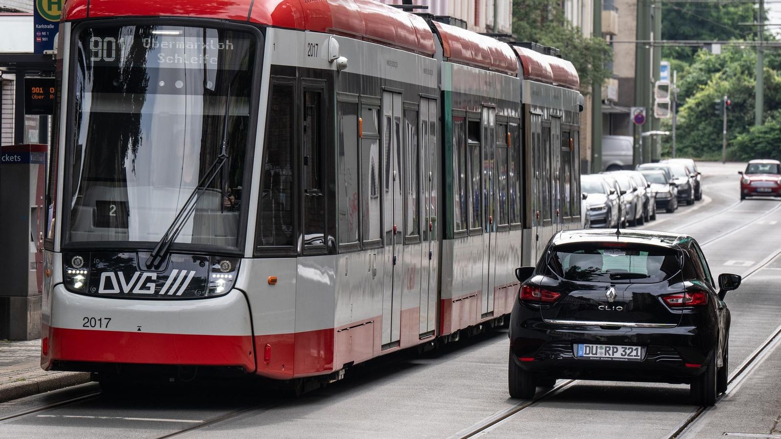 SUV kollidiert mit Straßenbahn und kracht in Haltestelle