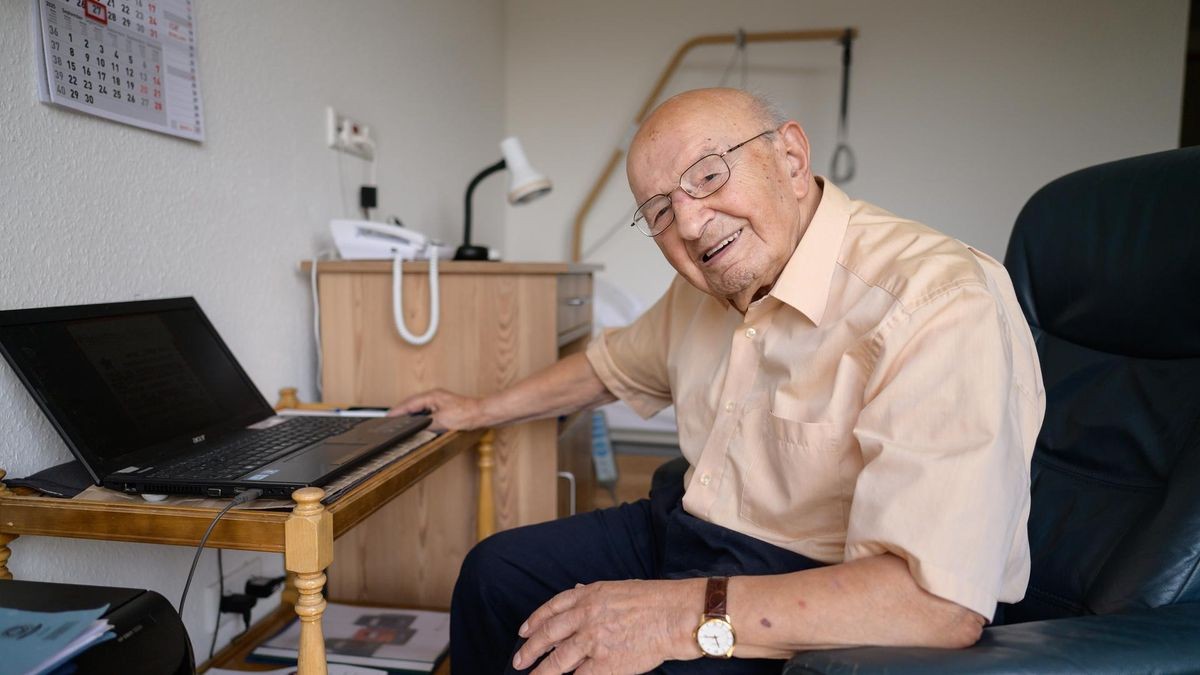 In Österreich ist der 107-Jährige geboren, lebte lange in Hannover und zog vor dreieinhalb Jahren ins Pflegeheim in Essen-Frintrop. Seine Tochter wohnt in der Nähe.