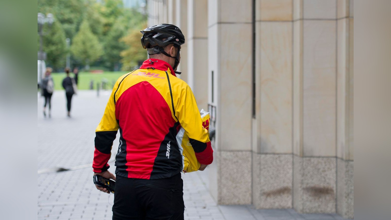Verärgerter DHL-Bote prügelt auf Frau ein: „Ich bin Boxer!“ - WAZ | Westdeutsche Allgemeine Zeitung