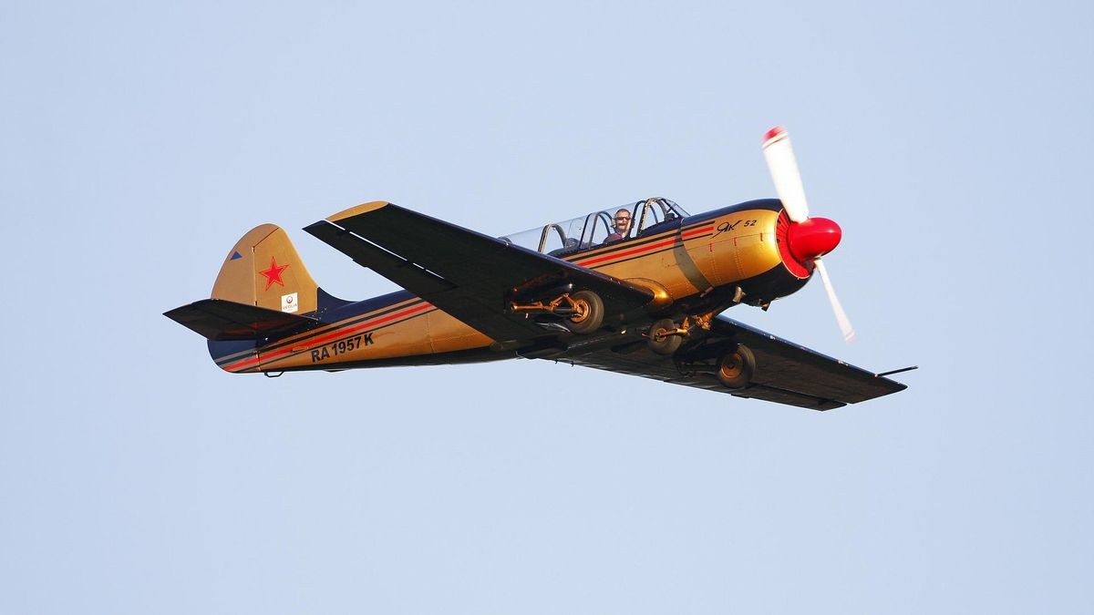 Oldtimer Flugzeug Yakovlev Yak 52, Flugshow Breitscheid 2010, Hessen, Deutschland, Europa