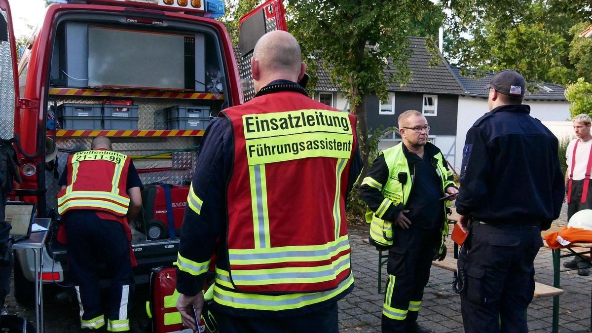 Die Feuerwehr und viele andere Rettungskräfte suchen einen Zehnjährigen aus Wolfenbüttel-Wendessen.