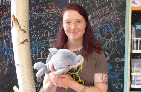 Fantasy trifft Politik: Dußlinger Schriftstellerin Veronika Carver mit neuem Buch - Kreis Tübingen - Reutlinger General-Anzeiger