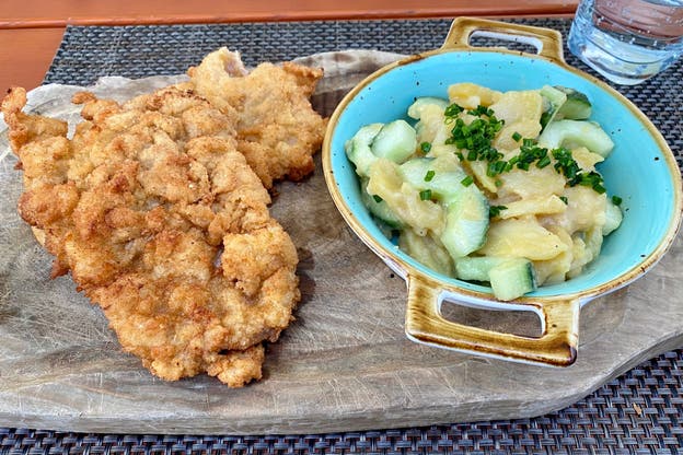 Das Wiener Schnitzel mit der hauseigenen Kartoffelsalat-Kreation.