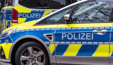 Raub in Bochum: 86-Jährige an Bushaltestelle überfallen und verletzt