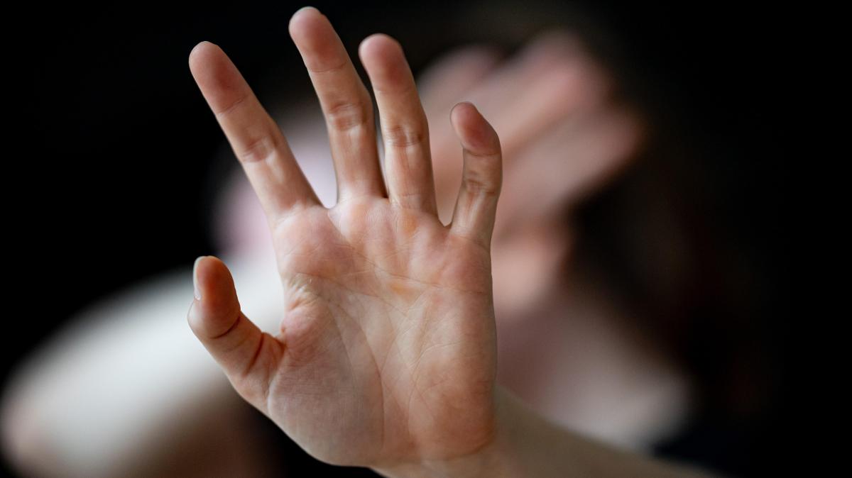 Ex-Häftling beißt Mitbewohner fünf Minuten in Daumen